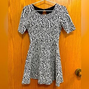 Women’s black and white rose print skater dress, size 4/6